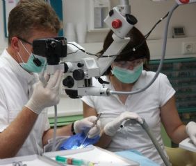  Wurzelbehandlung Mikroskop. Zahnärzte und Assistentinnen sollten eigentlich je 4 Arme haben. 