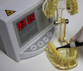  Kariesbestimmung mit Laser: Laser wird durch gesunden Zahn reflektiert. Ist unter der Oberfläche Karies so summt das Gerät 